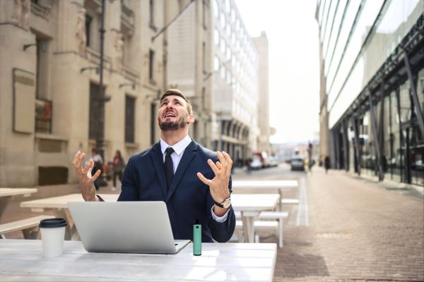 Un homme en stress
